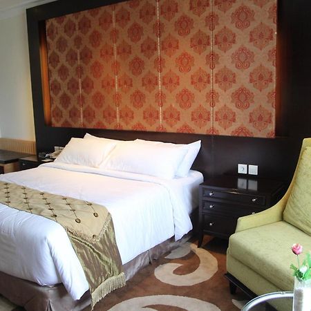 Premier Basko Hotel Padang  Esterno foto