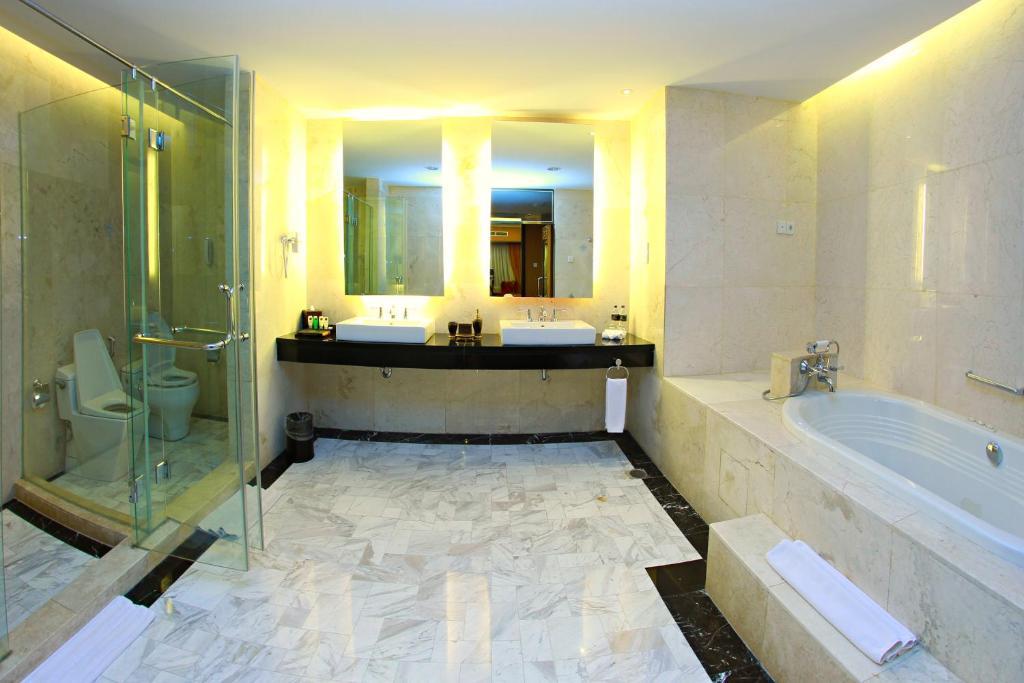 Premier Basko Hotel Padang  Esterno foto